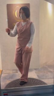 2025年の締めのご挨拶

2025年も、残りわずかとなりました。
1年を振り返りかえると
今年は「ご縁」をとても強く感じた1年でした。

私自身、経営者としてまだまだ未熟で、
いろんな方面の方からアドバイスをいただく中で
「私が創るgraceは、間違っているのか」と
迷い、悩み、もがきながら
進んできた一年でもありました。

そのたびに
お客様からいただくお言葉が
私にとって道標となり
何度も背中を押していただきました。

2025年の始まりは口コミ35件。
気づけば147件もの温かいお声をいただき、
以前上司に教わった
「お客様の声は応援エネルギー」という言葉が
身に沁みた1年でした。

graceに足を運んでくださったお客様
支えてくださったすべての方に
心から感謝です。

そして、

知識と技術力の高さで
いつもお客様を虜にしてくれる MINAMI

前向きな姿勢で細かい事に気づき
お店を引っ張ってくれた YUKIE

縁の下からSNSでgraceを盛り上げてくれた MEI

同じ方向を向き、支えてくれた大切なスタッフが
いてくれるので頑張れました。
本当にありがとう。

最後に家族へ
1年生として毎日学校を頑張りながら
ママを支えてくれる息子
自分の仕事を調整しながら
そばで支えてくれる主人にも
ありがとう！

2026年は、またgraceに
良い風が入ってくる予感が今からしています♪
来年もgraceをどうぞよろしくお願いいたします♡

grace代表
MEGUMI